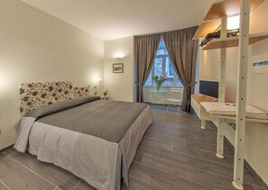Escriptori, habitacions insonoritzades, bressols i wifi gratuïta 