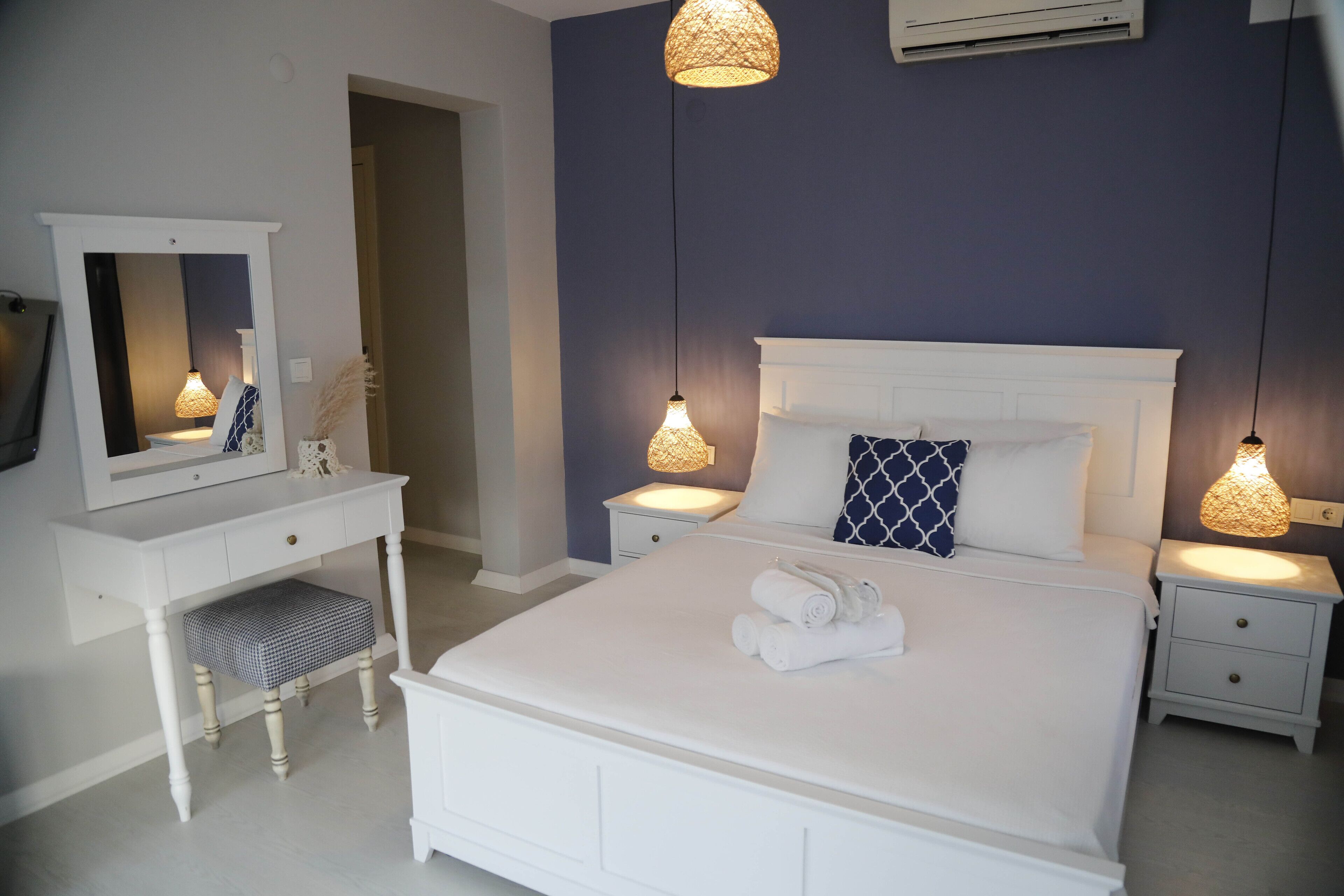 junior room | desk, iron/ironing board, free wifi