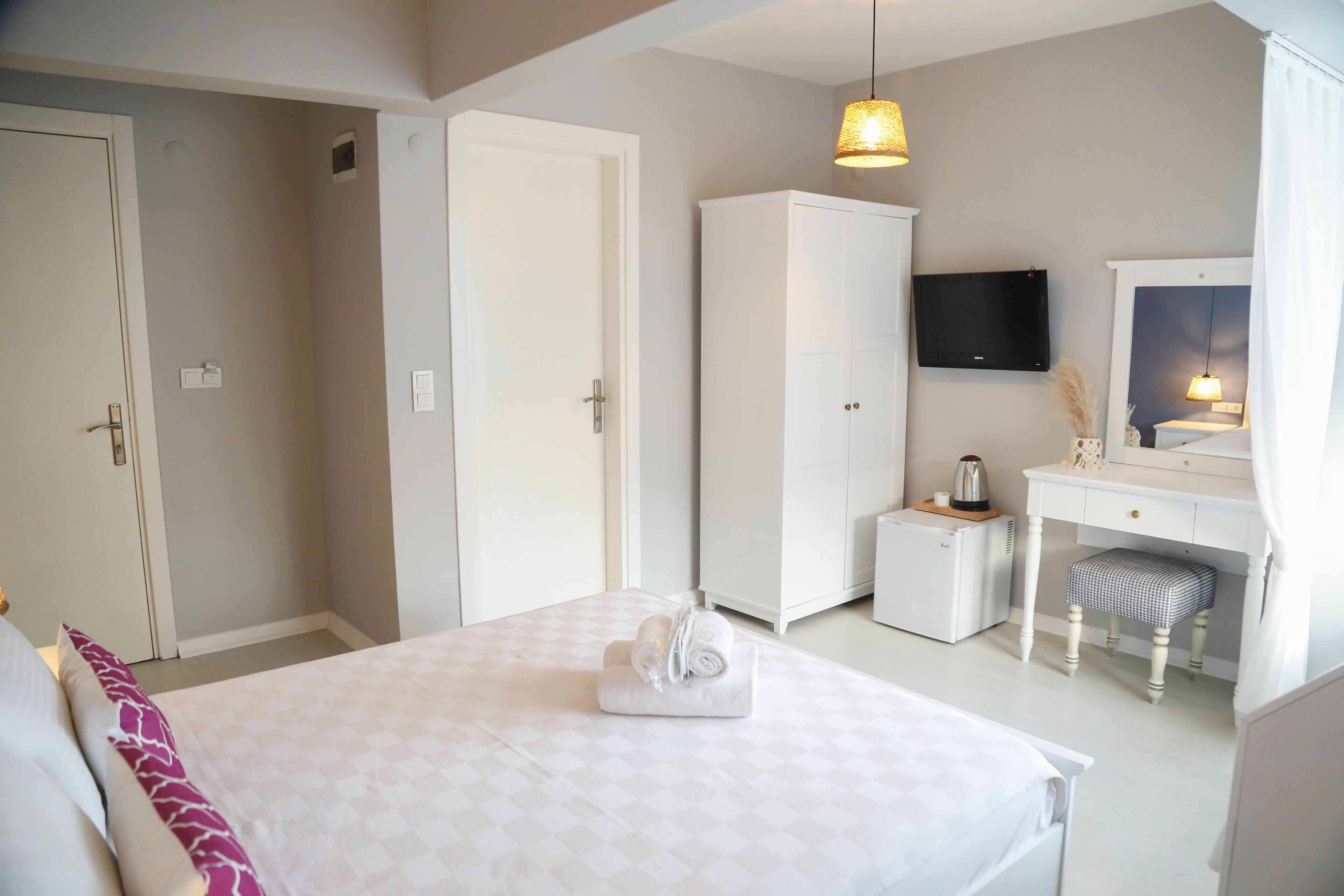 junior room | desk, iron/ironing board, free wifi