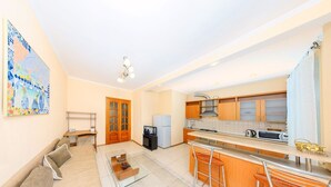 Apartment, 1 Bedroom (Blv. Tarasa Shevchenko, 6) | 1 bedroom, desk, iron/ironing board, free WiFi - Hotrent Baseina Street Area (Kyiv)