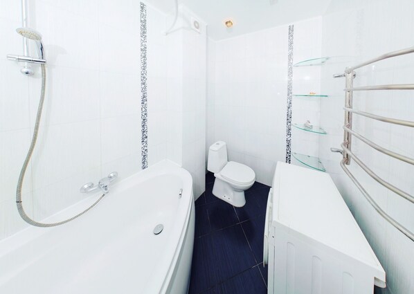 Appartement, 1 chambre (Lva Tolstogo Str, 5a) | Salle de bain | Articles de toilette (gratuits), séchoir à cheveux, pantoufles