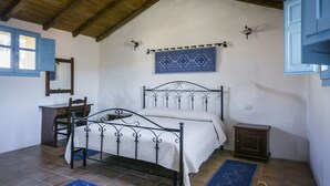 A bedroom with a bed, a desk, a chair, and a small cabinet. - Albergo Diffuso Il Mandorlo (Baressa)