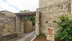 A stone building with a sign reading "Albergo Diffuso Il Manderlo". - Albergo Diffuso Il Mandorlo (Baressa)