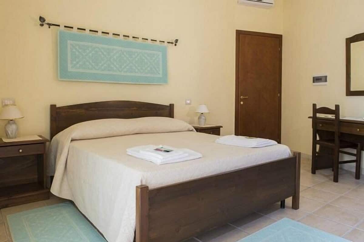 Comfort Room | 1 bedroom, in-room safe, bed sheets