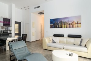 Living area - Family Apt & Private Garden near Beach by FeelHome (Tel Aviv)