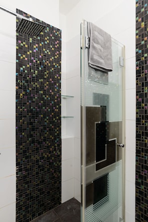 Bathroom - Family Apt & Private Garden near Beach by FeelHome (Tel Aviv)