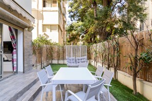 Garden - Family Apt & Private Garden near Beach by FeelHome (Tel Aviv)