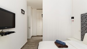 Room - Family Apt & Private Garden near Beach by FeelHome (Tel Aviv)