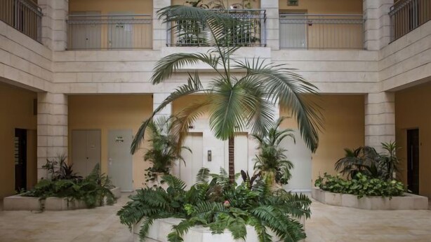 Courtyard - Family Apt & Private Garden near Beach by FeelHome (Tel Aviv)