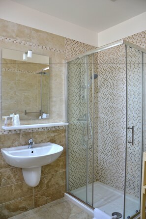 Familienstudio | Badezimmer | Dusche, kostenlose Toilettenartikel, Haartrockner, Bidet
