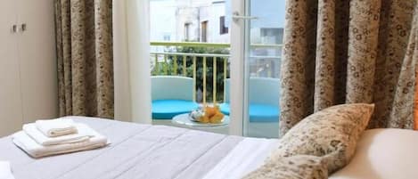Chăn bông, két bảo mật tại phòng, bàn