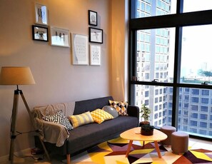 Design Apartment, 1 Bedroom, City View | Ruang tamu | 40 inci sebuah televisyen pintar dengan digital, TV