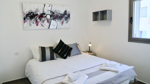 2 bedrooms, blackout curtains, iron/ironing board, cots/infant beds - Enjoy Carmel Market Neve Zedek and Beach (Tel Aviv)