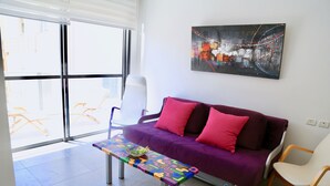 Living room - Enjoy Carmel Market Neve Zedek and Beach (Tel Aviv)