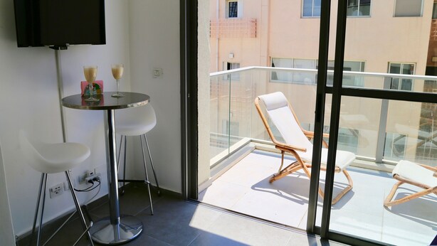 Living area - Enjoy Carmel Market Neve Zedek and Beach (Tel Aviv)