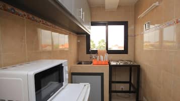 Fridge, microwave, stovetop, electric kettle