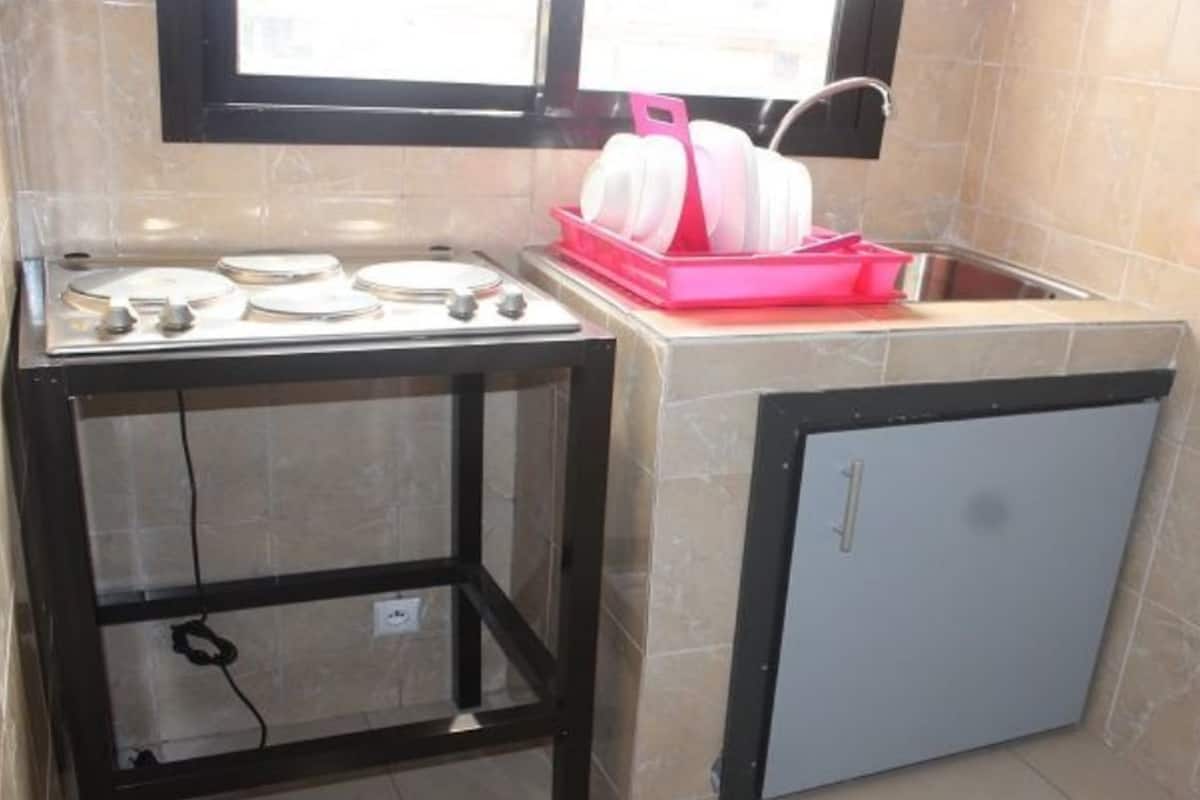 Réfrigérateur, micro-ondes, plaque de cuisson, bouilloire électrique