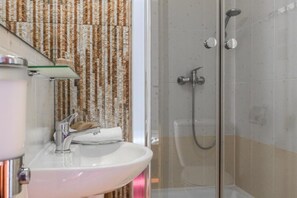 Ducha, artículos de higiene personal gratuitos y secador de pelo