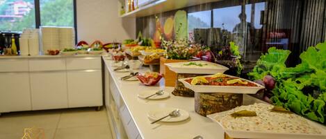 Una mesa de buffet con diversos platos y cubiertos.