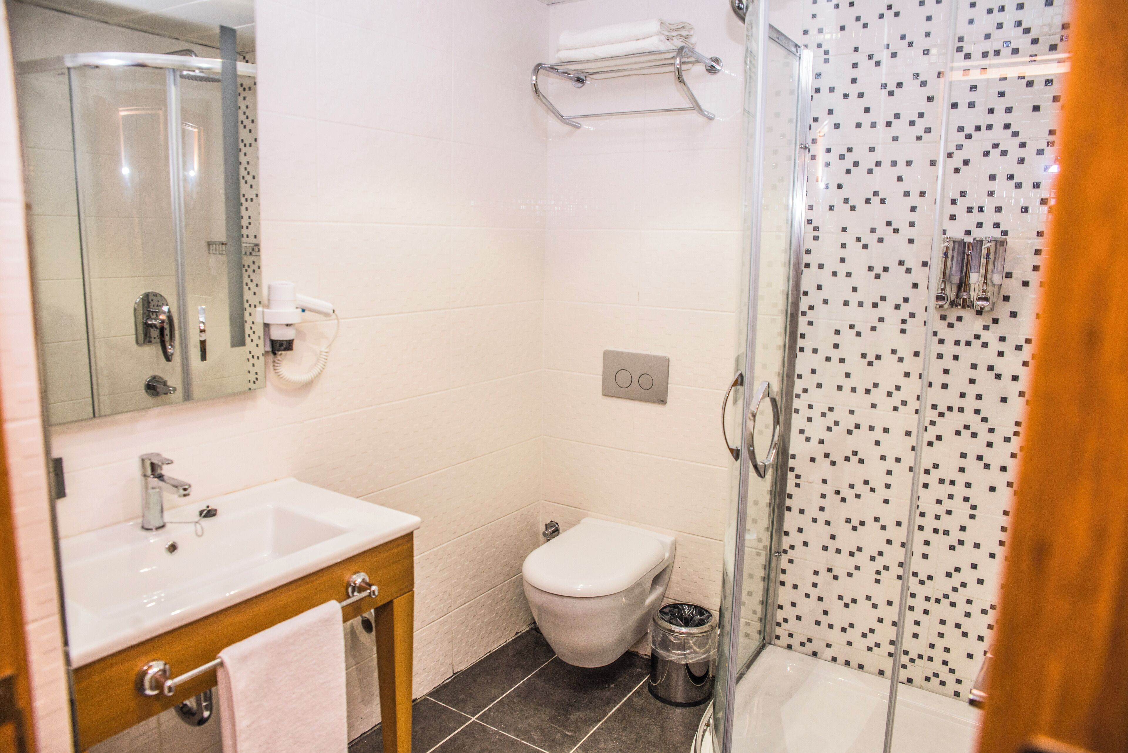 Ein Badezimmer mit Waschbecken, Spiegel und Toilette.