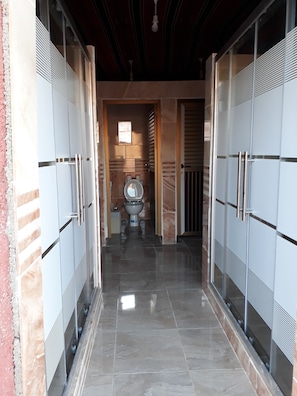 Tente Tradition, plusieurs lits, vue montagne | Salle de bain | Douche, articles de toilette gratuits, serviettes fournies