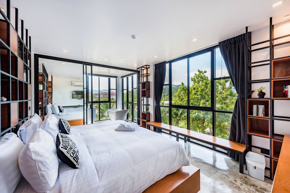VIP Gallery Room with Private Bathroom | Tirai kedap cahaya, kedap suara, Wi-Fi gratis, dan seprai linen