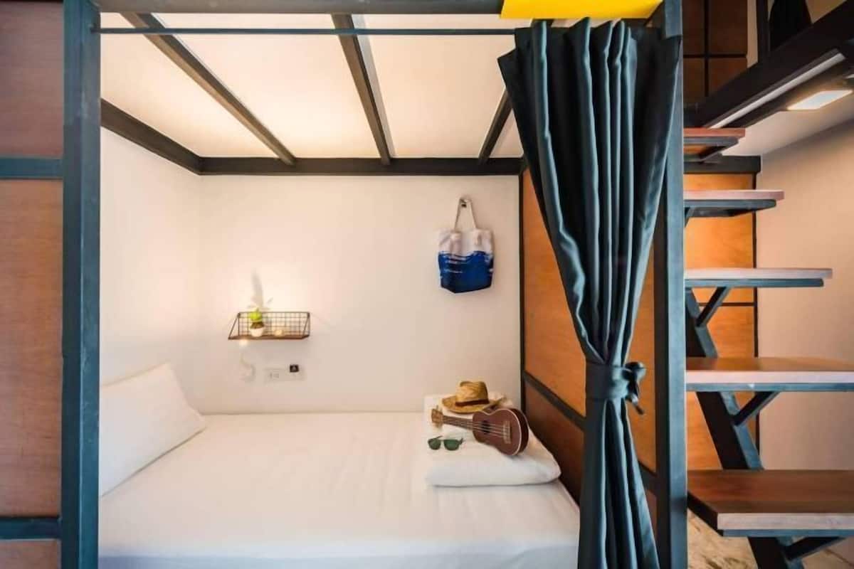 Cortinas blackout, insonorización, wifi gratis y ropa de cama