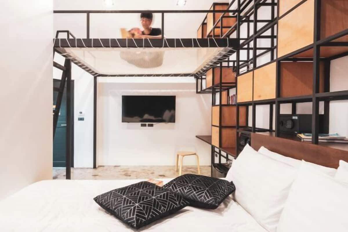 Cortinas blackout, insonorización, wifi gratis y ropa de cama