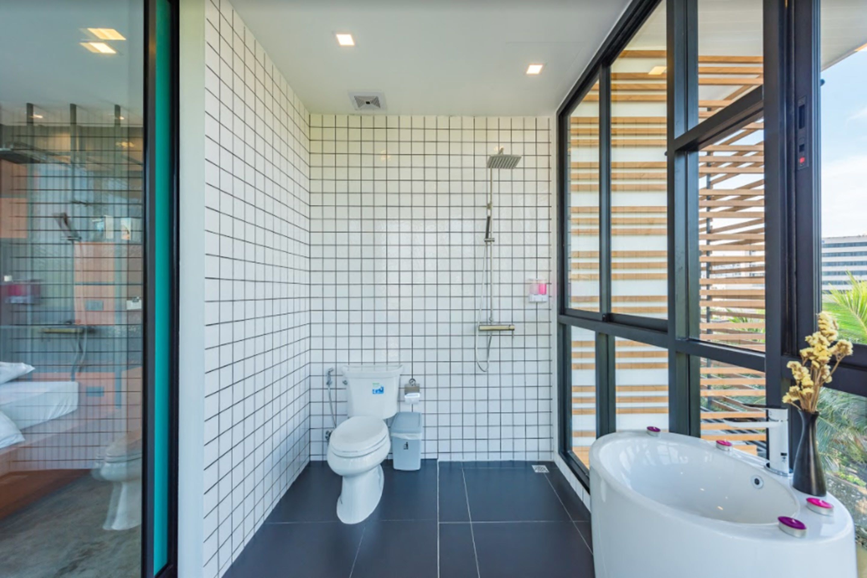 Un baño moderno con inodoro, ducha y bañera.