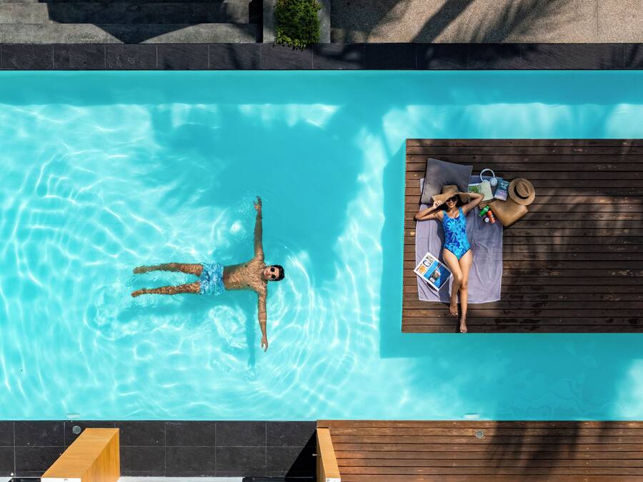 Utendørsbasseng og solsenger