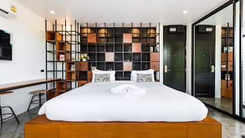 VIP Gallery Room with Private Bathroom | Blackout drapes, soundproofing, free WiFi, bed sheets