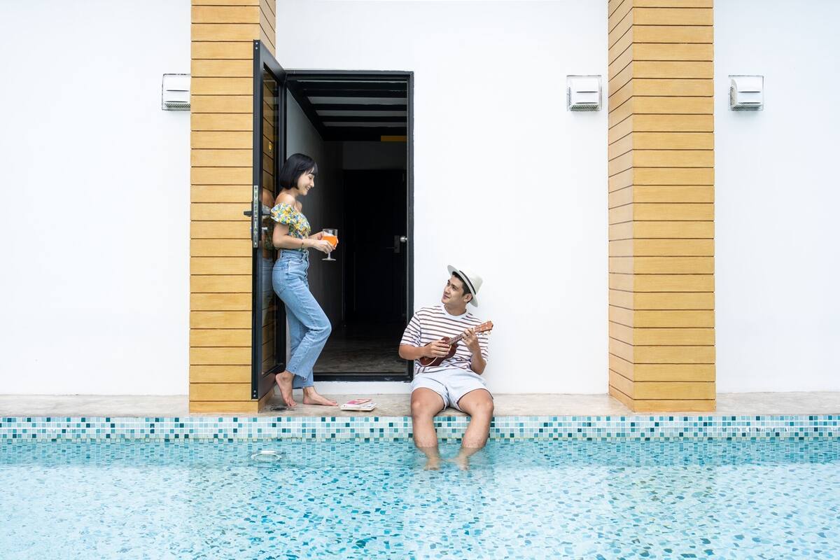 4 Bed Pool Side Private Room | Tirai kedap cahaya, kedap suara, Wi-Fi gratis, dan seprai linen