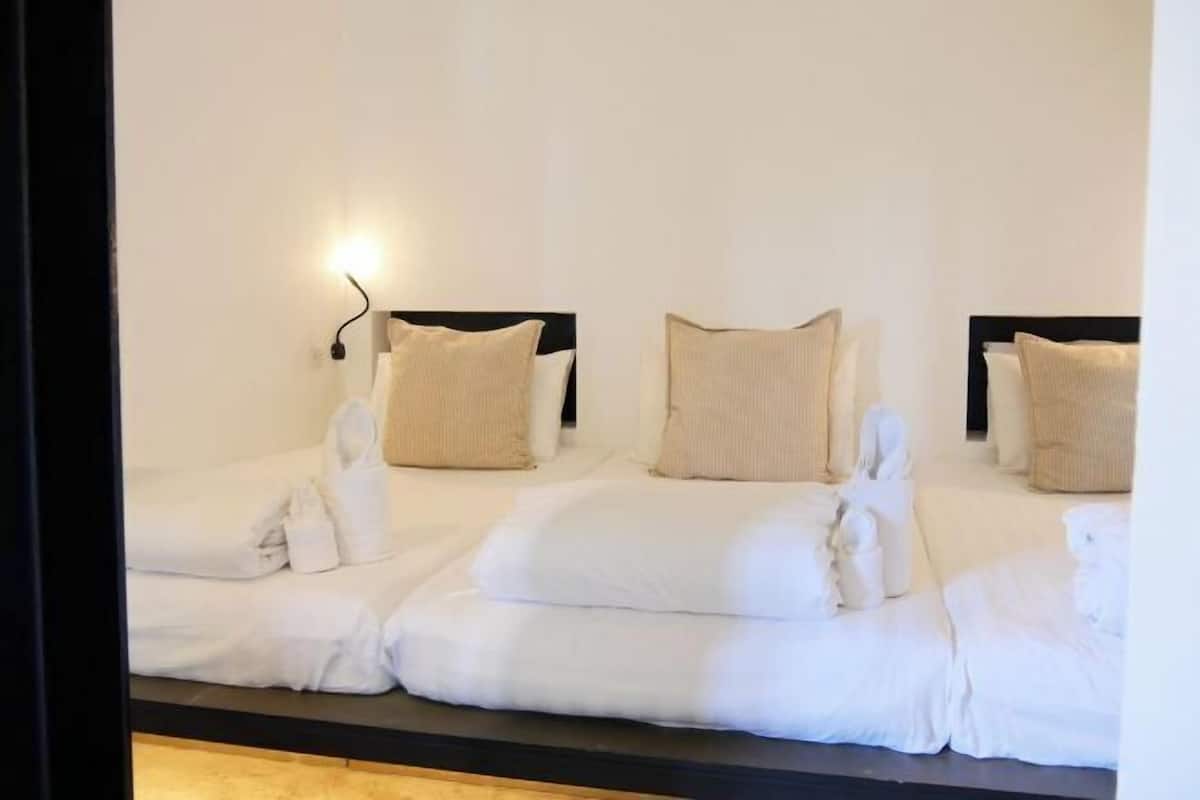 Cortinas blackout, insonorización, wifi gratis y ropa de cama