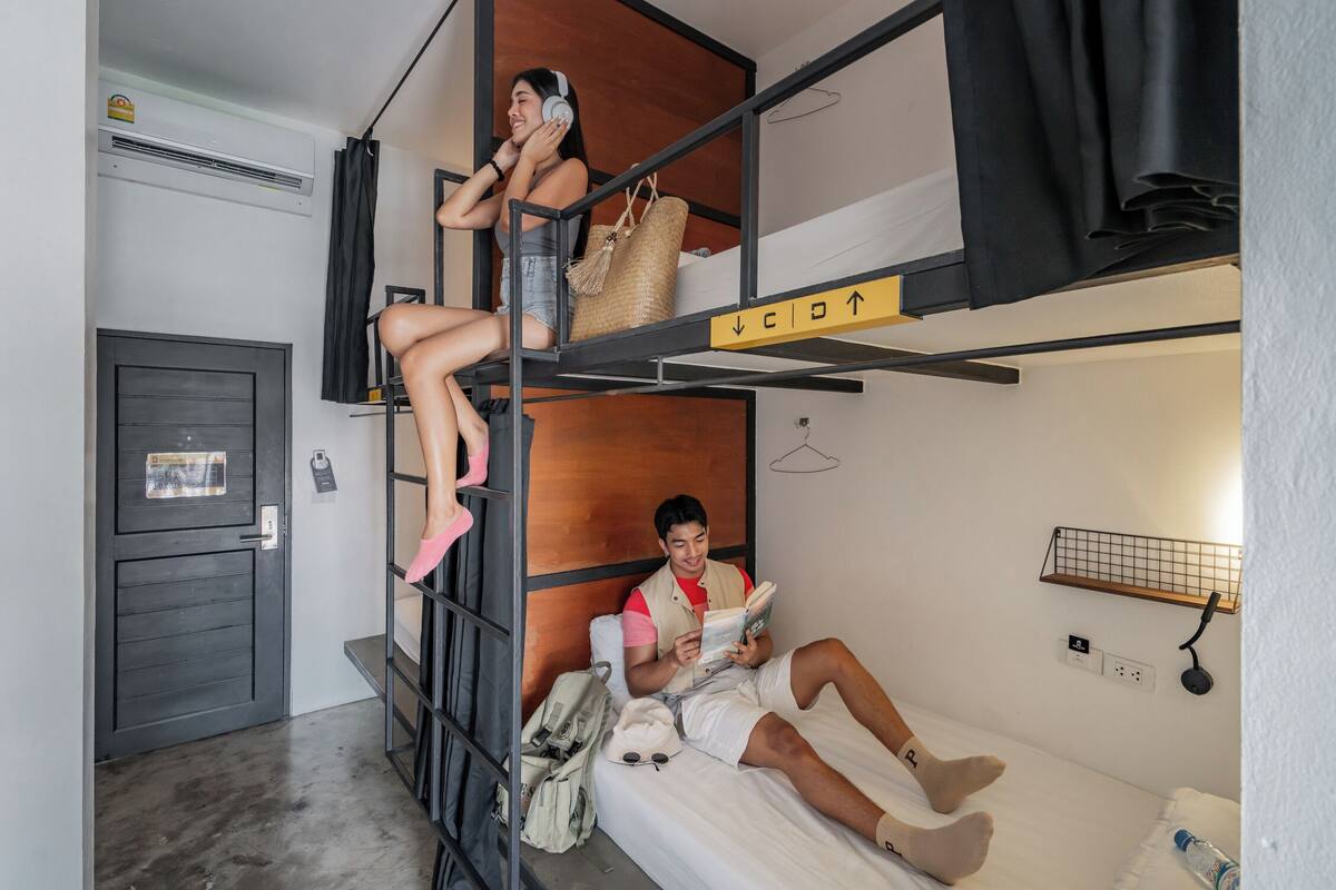Tirai kedap cahaya, kedap suara, Wi-Fi gratis, dan seprai linen