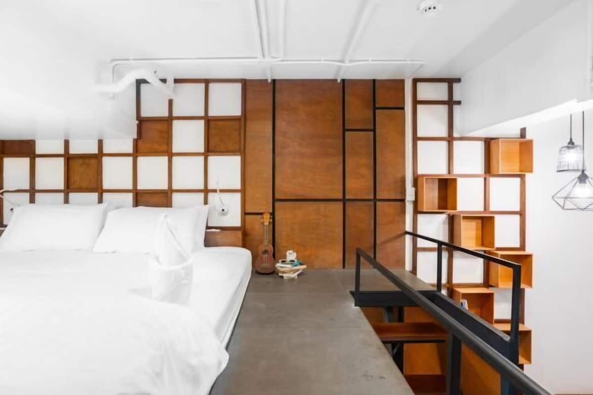 Cortinas blackout, insonorización, wifi gratis y ropa de cama