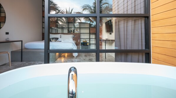 Suite Room | Blackout drapes, soundproofing, free WiFi, bed sheets