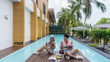 Ulkouima-allas avoinna 7.00–0.00, aurinkotuoleja