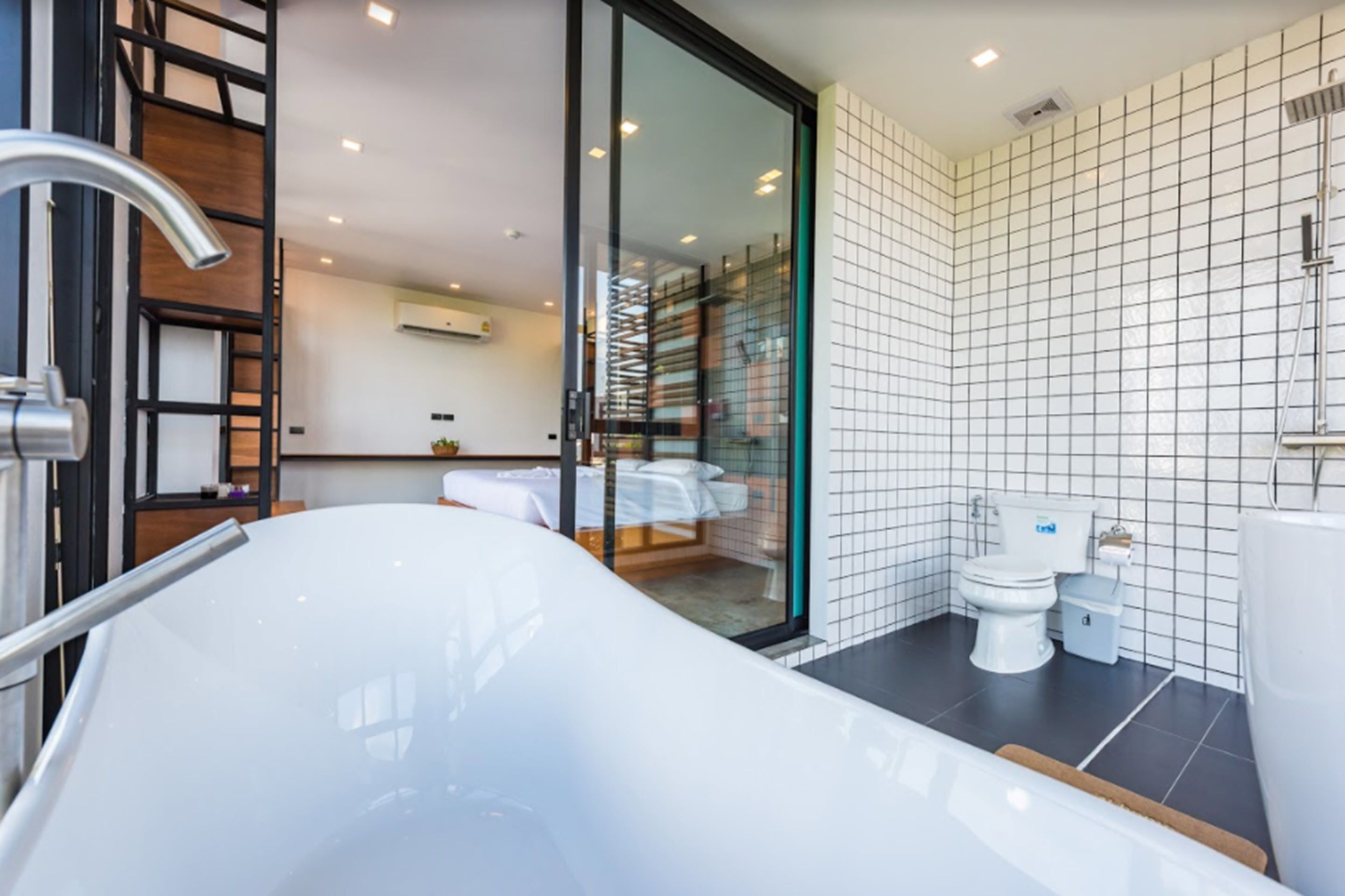 Un bany modern amb una banyera gran, un vàter i un lavabo.