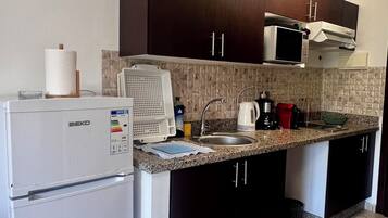 Lemari es, microwave, kompor, dan mesin pembuat kopi/teh