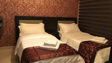 Caixa forta a l'habitació, escriptori i planxa i posts de planxar