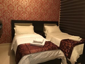 Coffres-forts dans les chambres, bureau, fer et planche à repasser