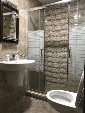 Shower, towels - Al Haneen Hotel Apartments (Amman)