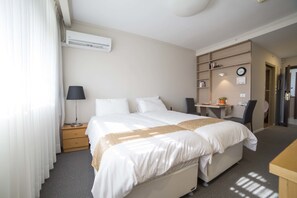 Basic Studio | Free WiFi, bed sheets - Spectacular Place - Adults Only (Tel Aviv)