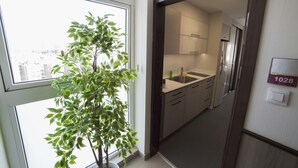 ベーシック スタジオ | 専用キッチン | 大型冷蔵庫、電子レンジ