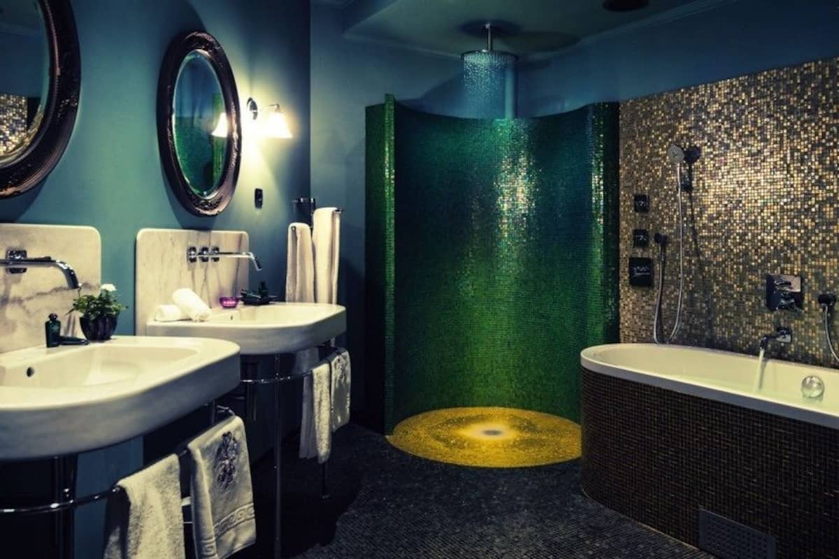 Une salle de bain avec deux lavabos, une douche et une baignoire.