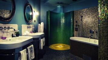 Un baño con dos lavamanos, ducha y bañera.
