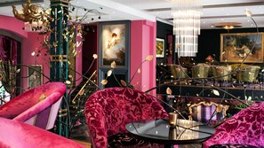 Breakfast, lunch, dinner served; French cuisine 