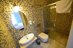 Suite | Bany | Dutxa, assecador de cabells, sabatilles i tovalloles 
