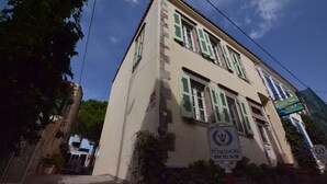 A building with a sign reading "POSSEIDON" and a phone number. - Cunda Poseidon Hotel (Ayvalik)