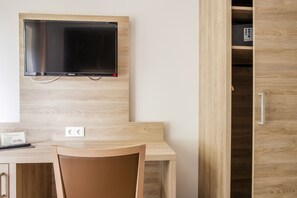 อพาร์ทเมนท์, 2 ห้องนอน | ตู้นิรภัยในห้องพัก, โต๊ะทำงาน, ห้องเก็บเสียง, เตารีด/โต๊ะรีดผ้า